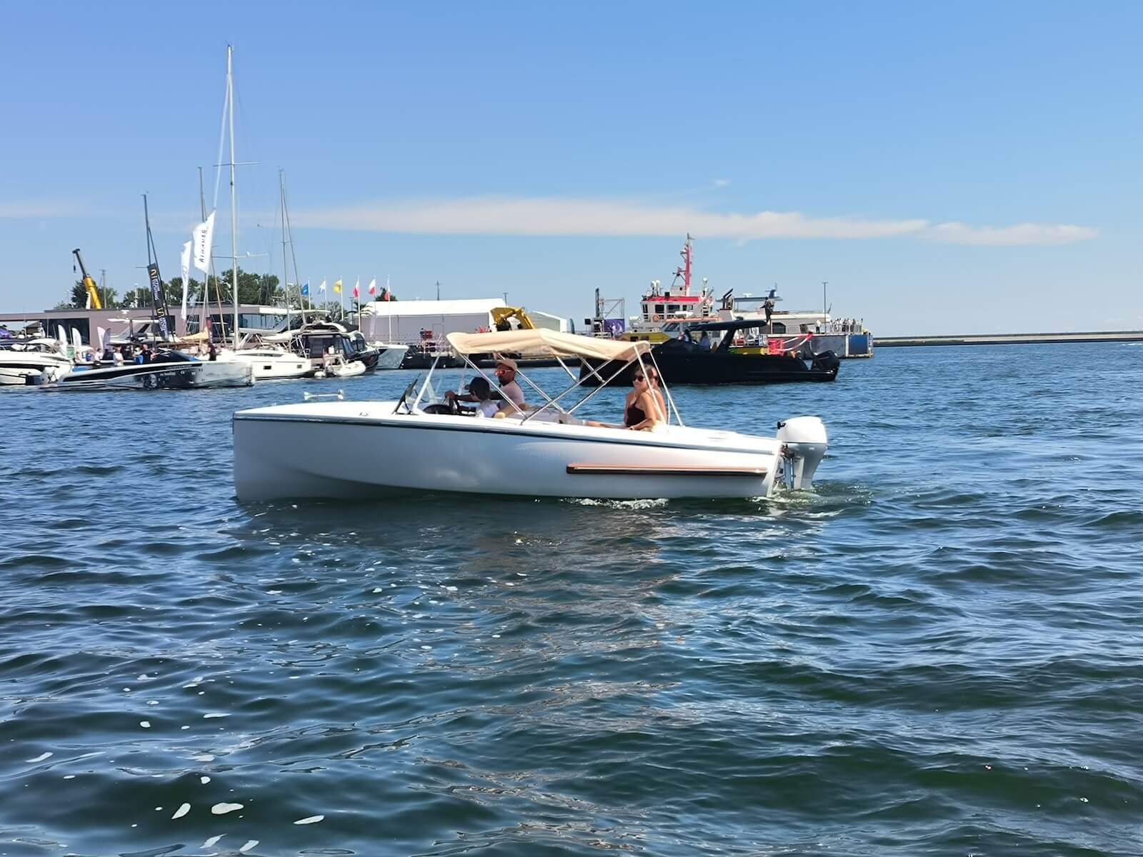 boat with outboard engine, canna b-one