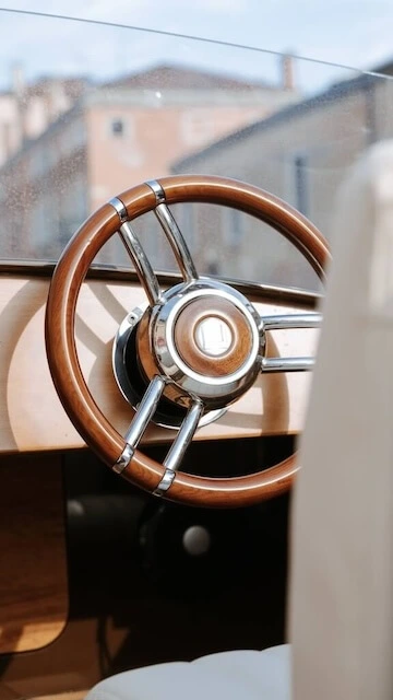 wooden steering wheel in canna one electric boat