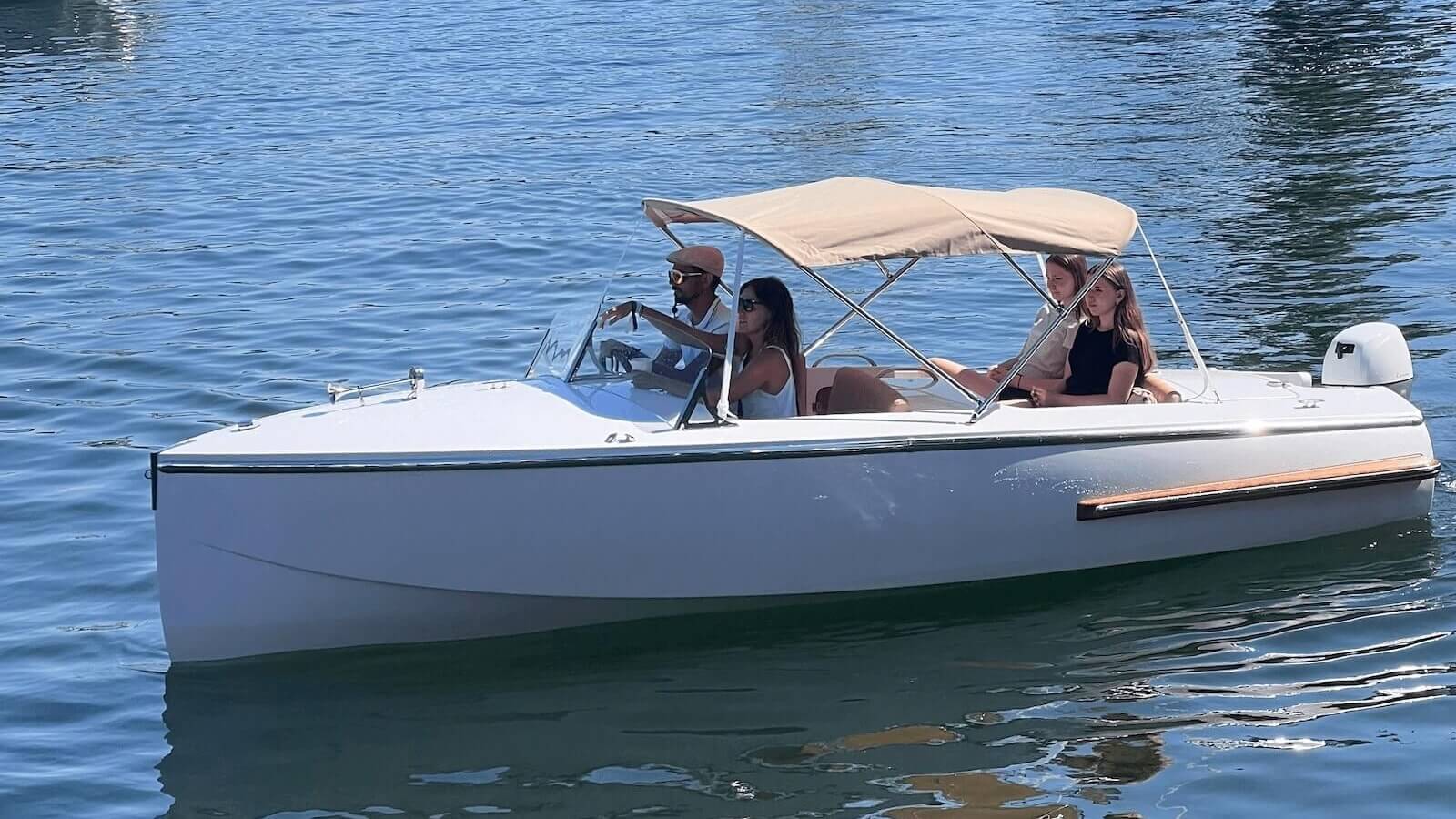 Boat with outboard engine, canna b-One